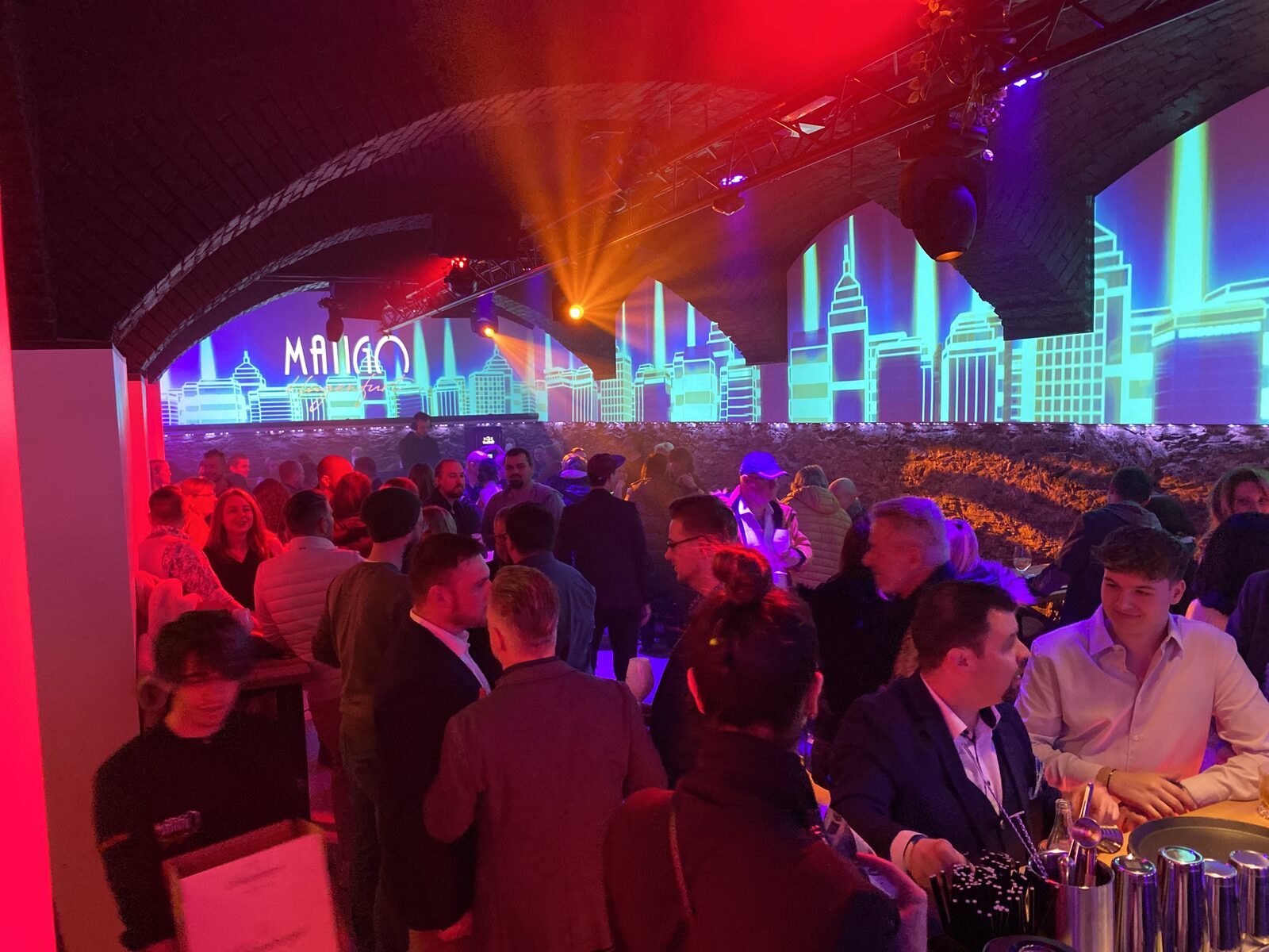 Großflächige Projektion aus sechs nahtlos verblendeten Beamern als Skyline-Installation über die Gewölbe einer Eventlocation