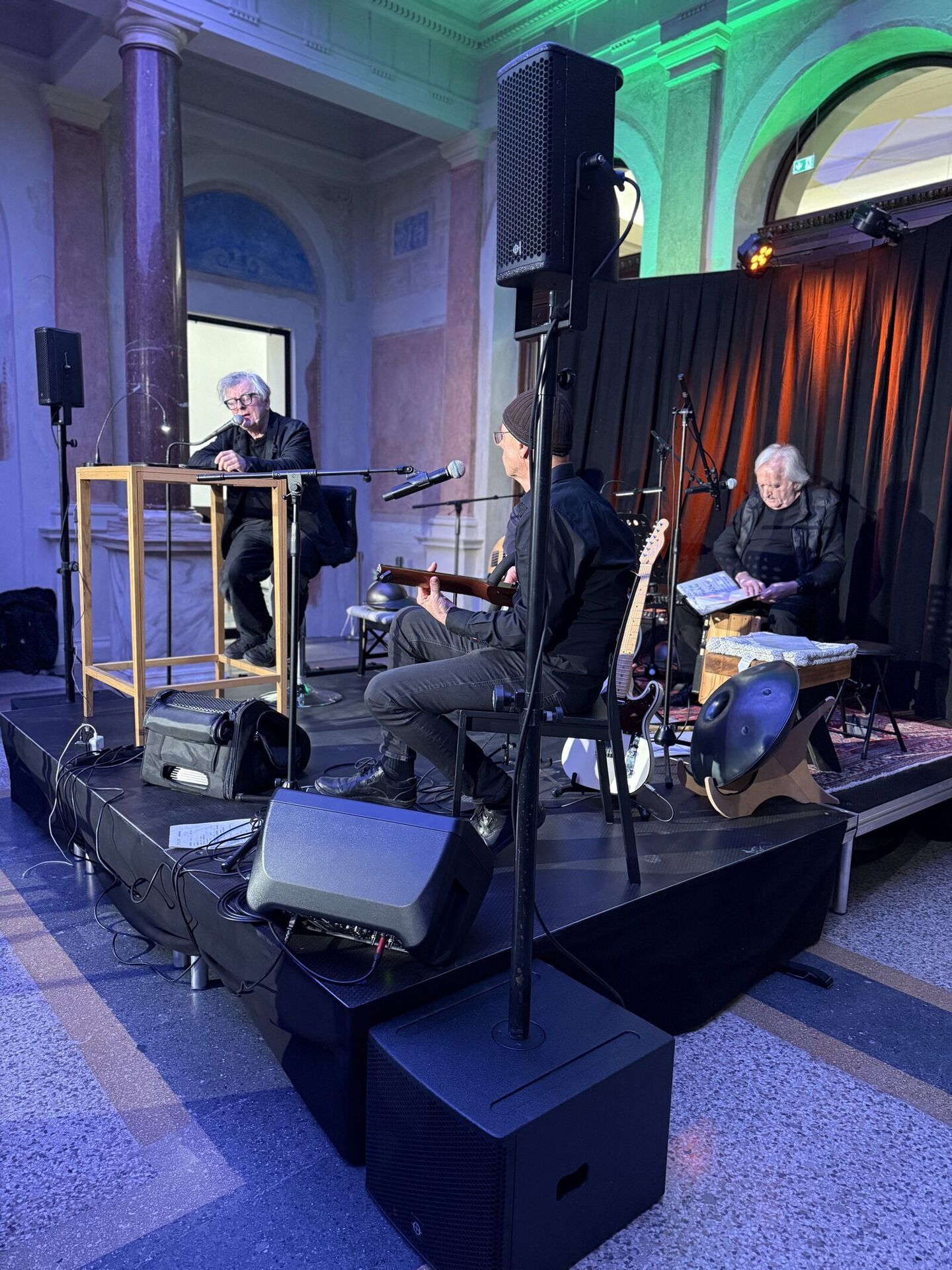 Klassisches Drei-Wege-Punktschallquellen-Setup auf Stativen bei einem Konzert im Landesmuseum Klagenfurt