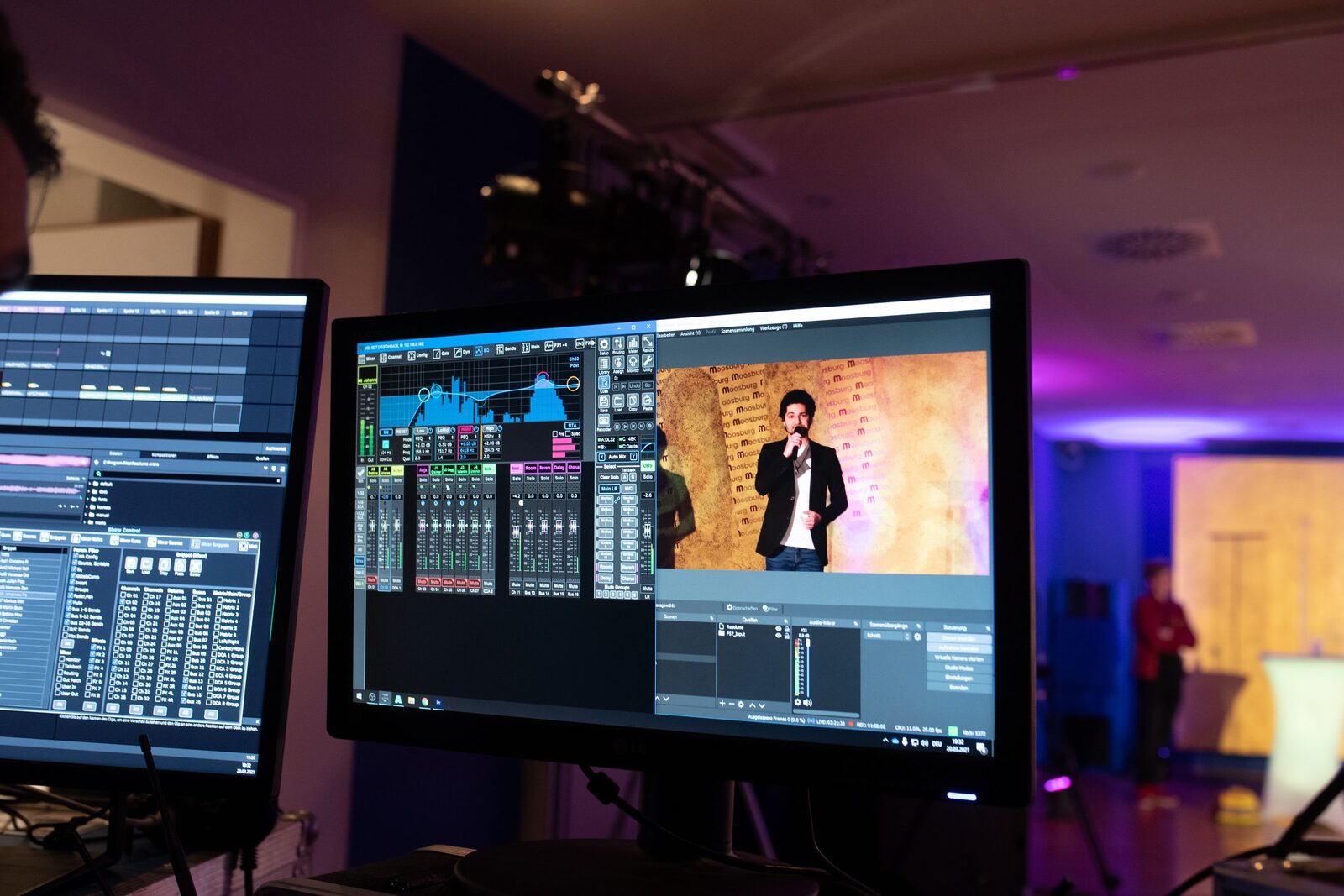 Interpretin am Handmikrofon während der Livesendung