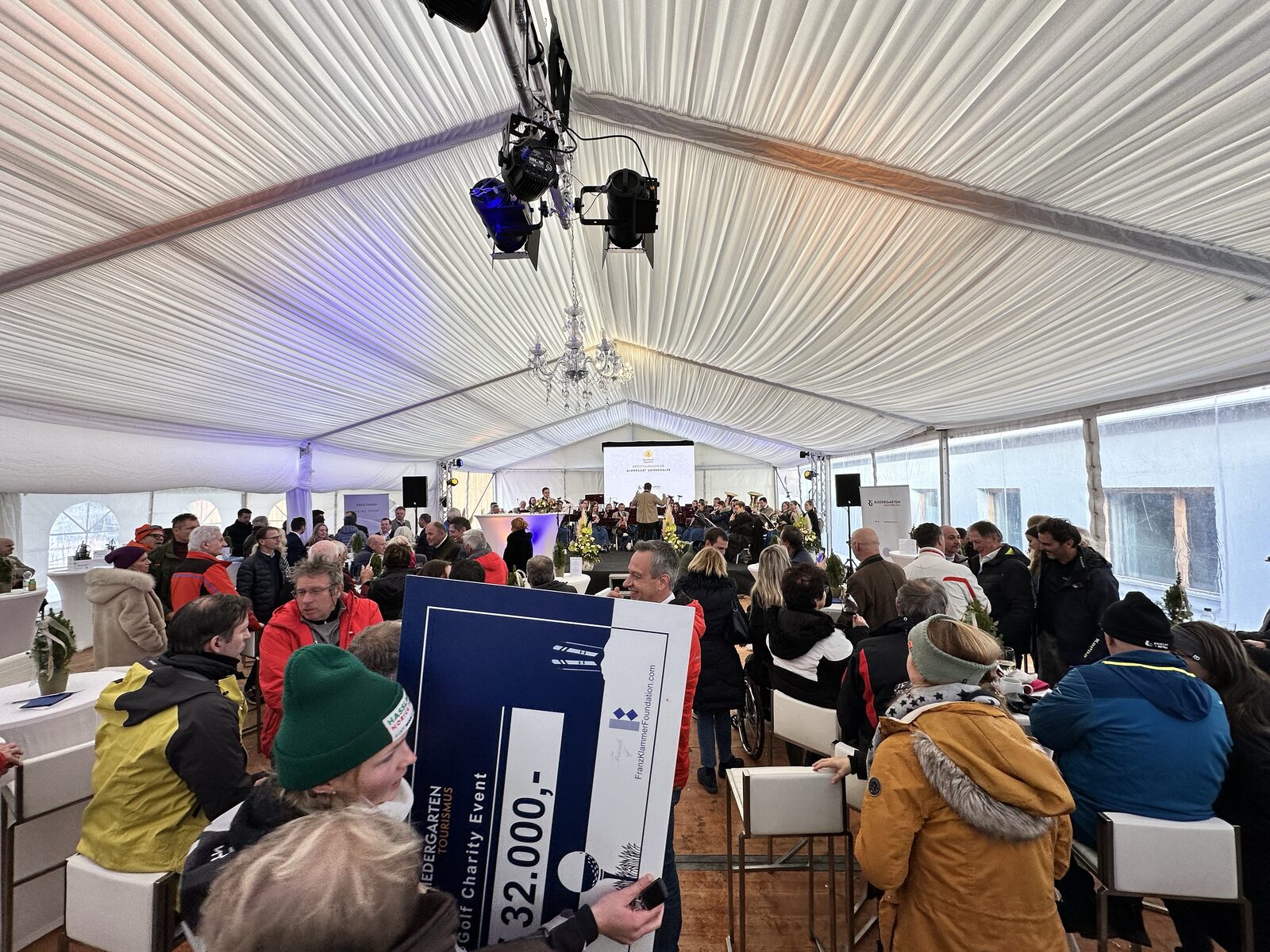 Innenansicht des Eventzelts mit Bühne und Beschallung