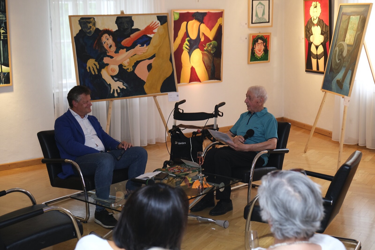 Eröffnungsgespräch im voll besetzten Saal: Bürgermeister Christian Scheider (links) und Otto Reitzl (rechts).