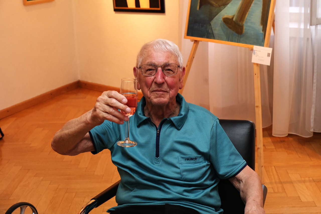 Auf die Ausstellung: Otto Reitzl stößt mit den Gästen an.