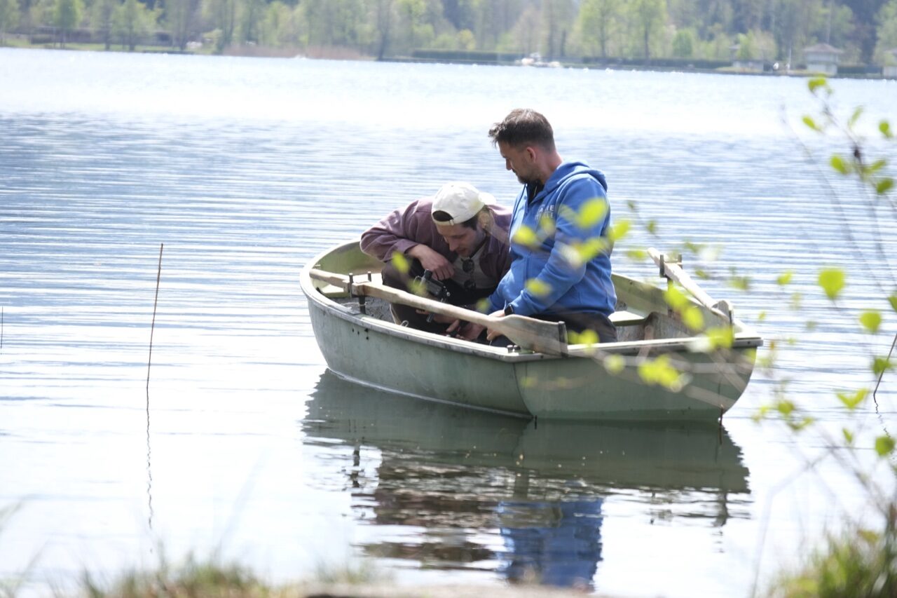 Fabian rudert mit dem Boot in die Seemitte