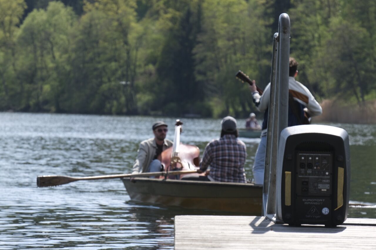 Goldene Stunde — zwei Ruderboote treffen sich am Wasser