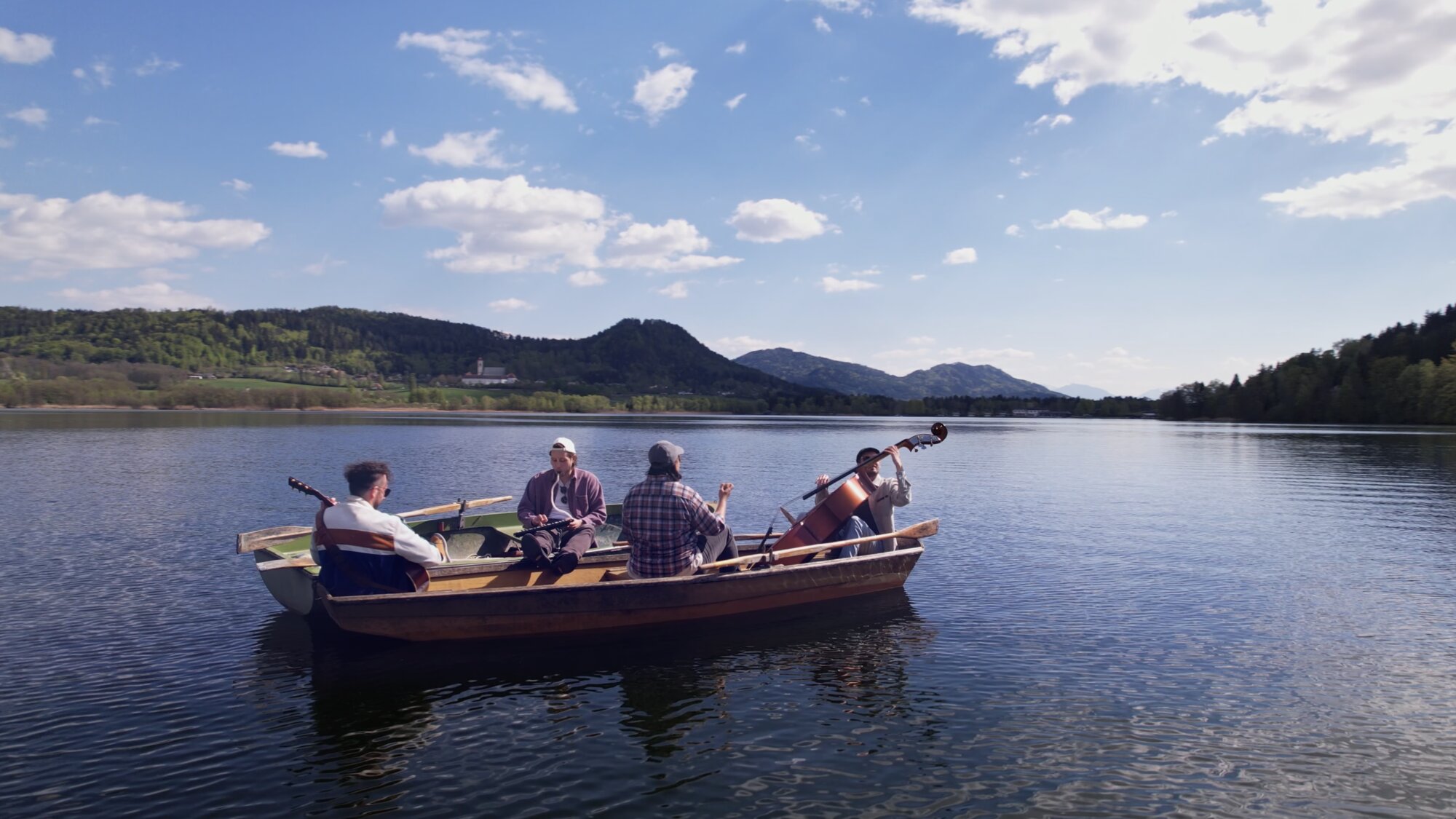 Ein Ruderboot, ein See und ein Drehtag so entspannt wie der Song