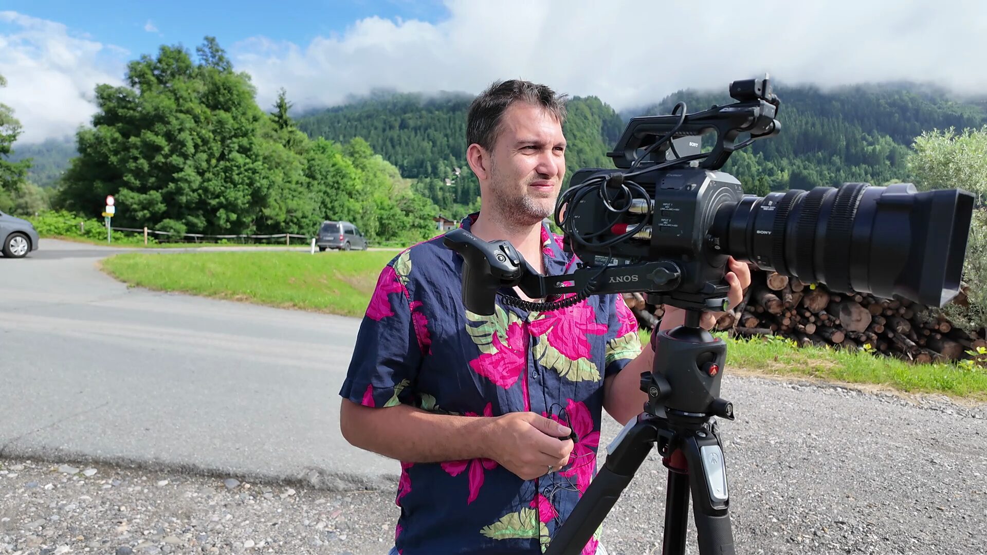 Daniel Götzinger (Strelle) hinter der Sony FS7 am Drehort im Drautal