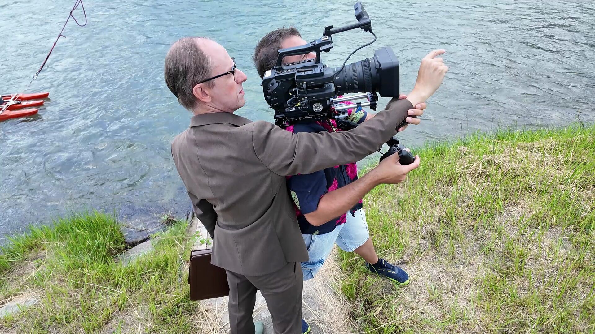 Handheld-Kameraführung direkt am Flussufer