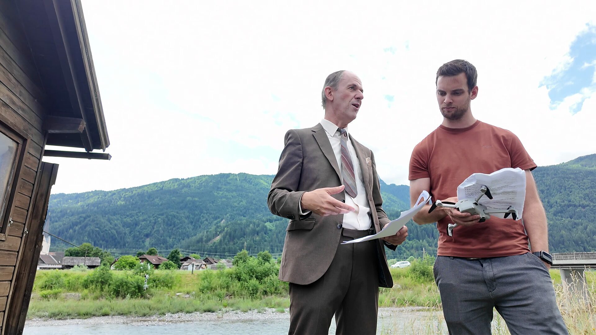 Helfried im Gespräch mit dem Drohnenpiloten am Drehort
