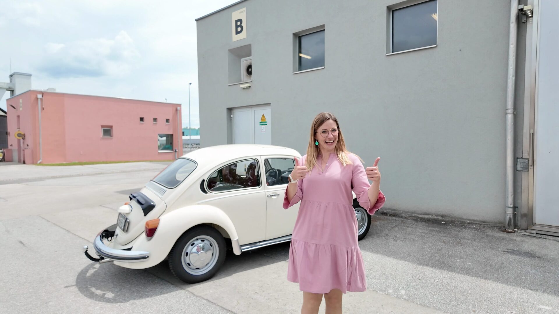 Drehmoment mit historischem VW Käfer vor Halle B