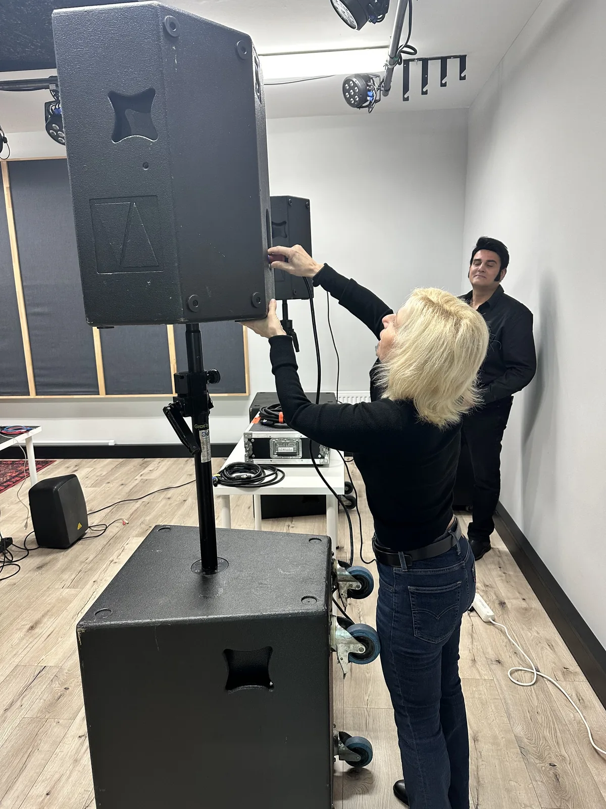 Praxisteil einer Livetontechnik-Schulung: Top-Teil wird auf die Distanzstange über dem Subwoofer gesetzt