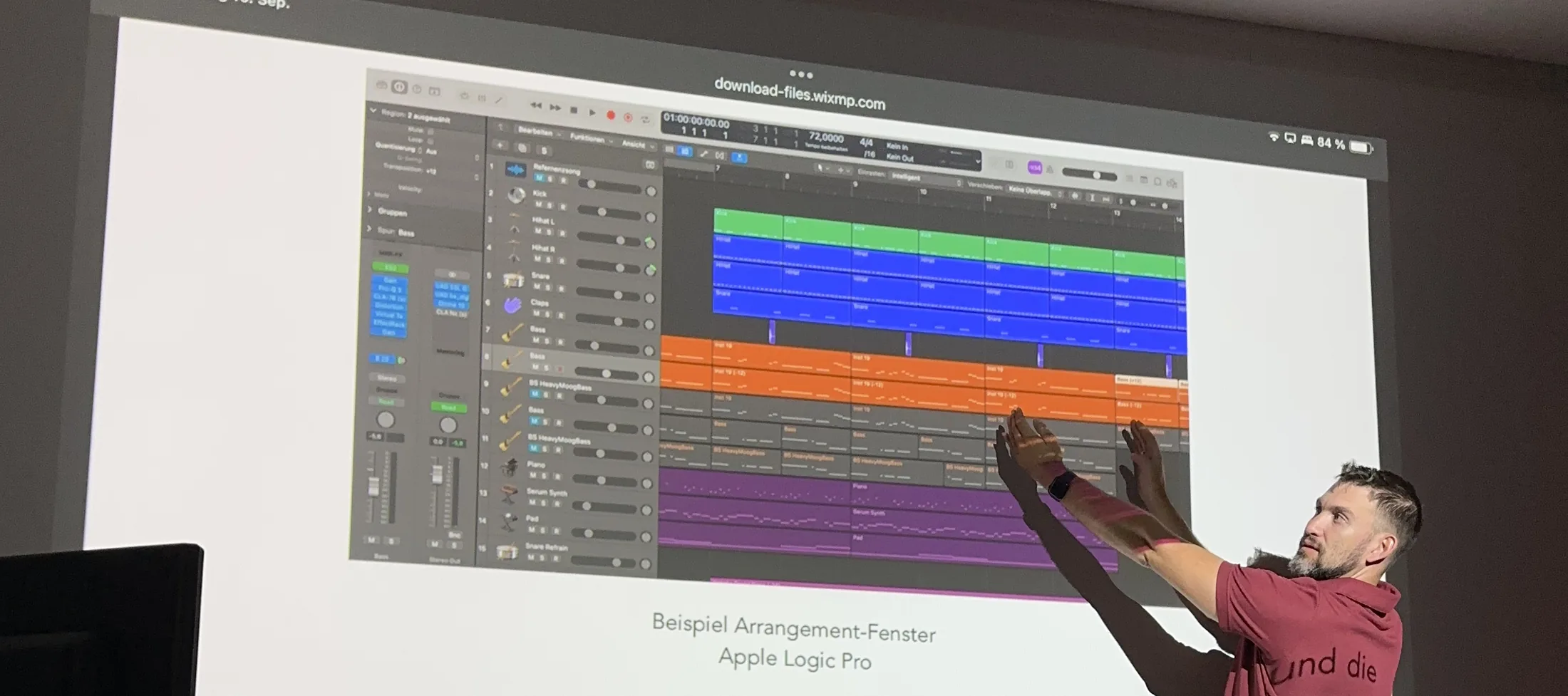 Schulung am Beamer: Erklärung des Arrangement-Fensters in Apple Logic Pro vor der Projektion