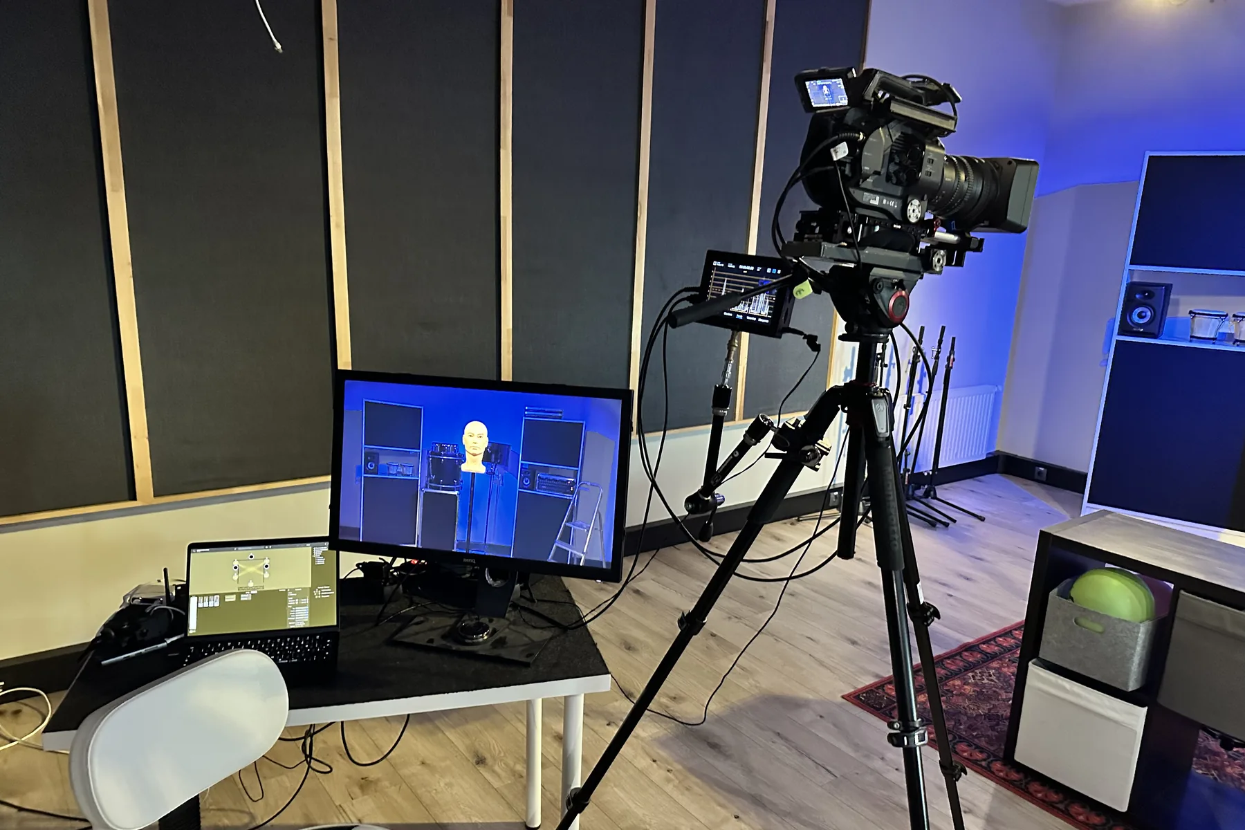 Kamera auf Stativ mit Monitor und Rekorder im Studio, daneben der Schnittplatz mit Bildkontrolle