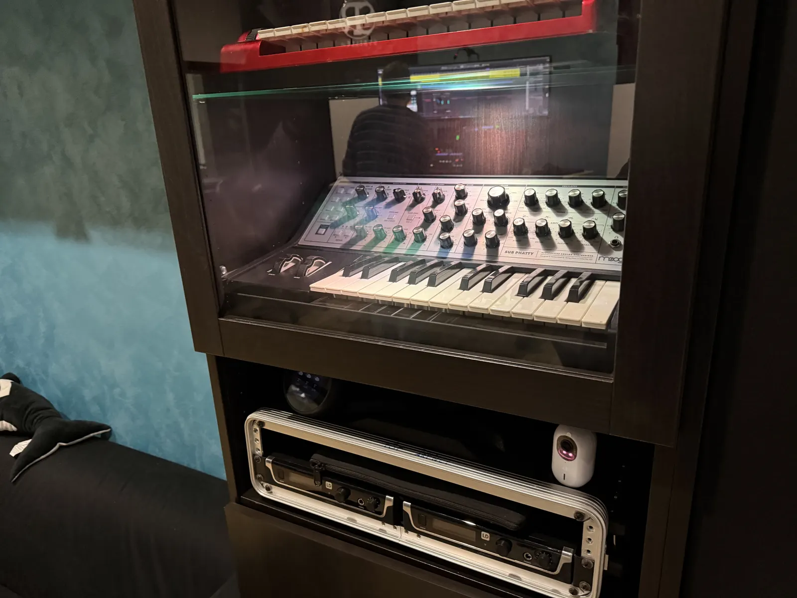 Analoger Synthesizer Moog Sub Phatty im Instrumentenregal des Studios