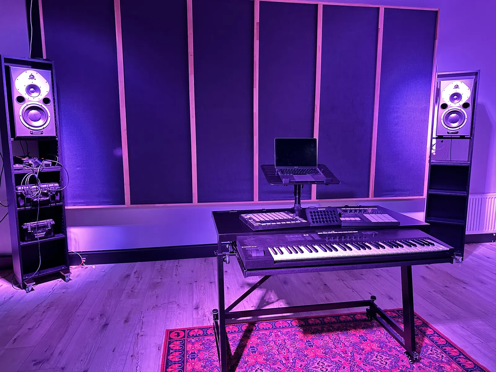 Producer-Arbeitsplatz mit Studiomonitoren, Controller und Masterkeyboard
