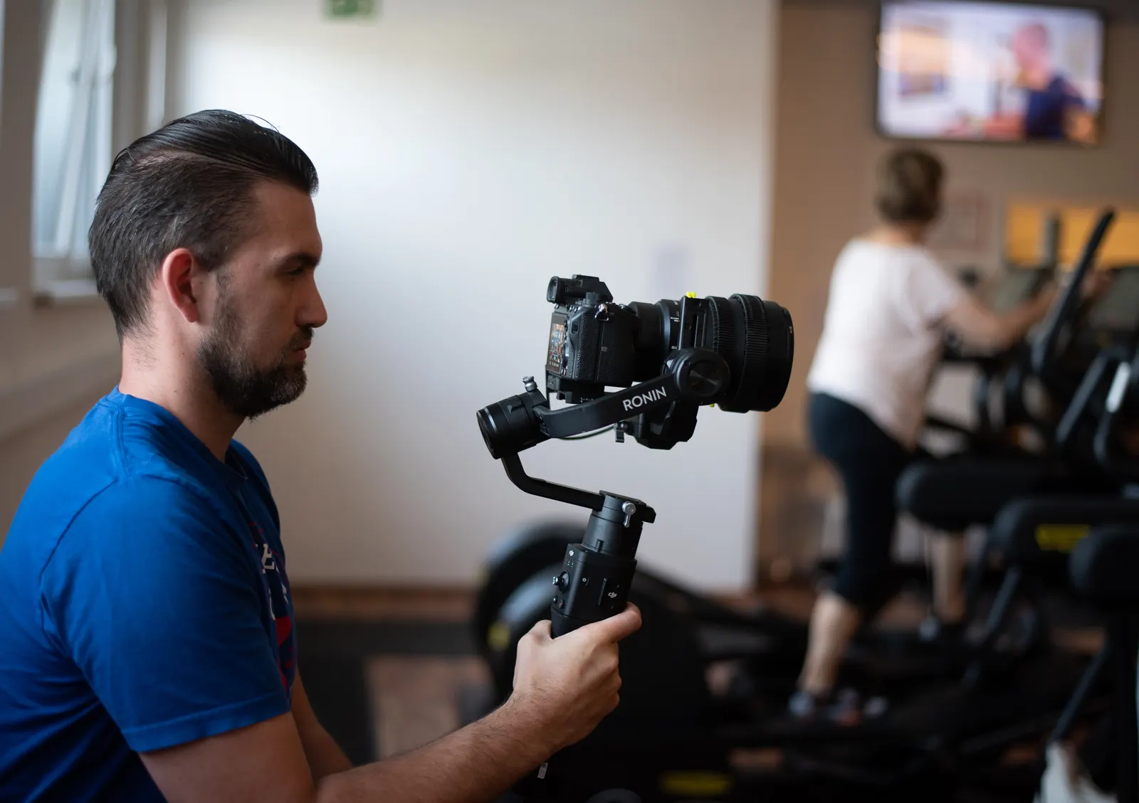 Kameramann führt eine Kamera auf dem Gimbal durch eine Szene