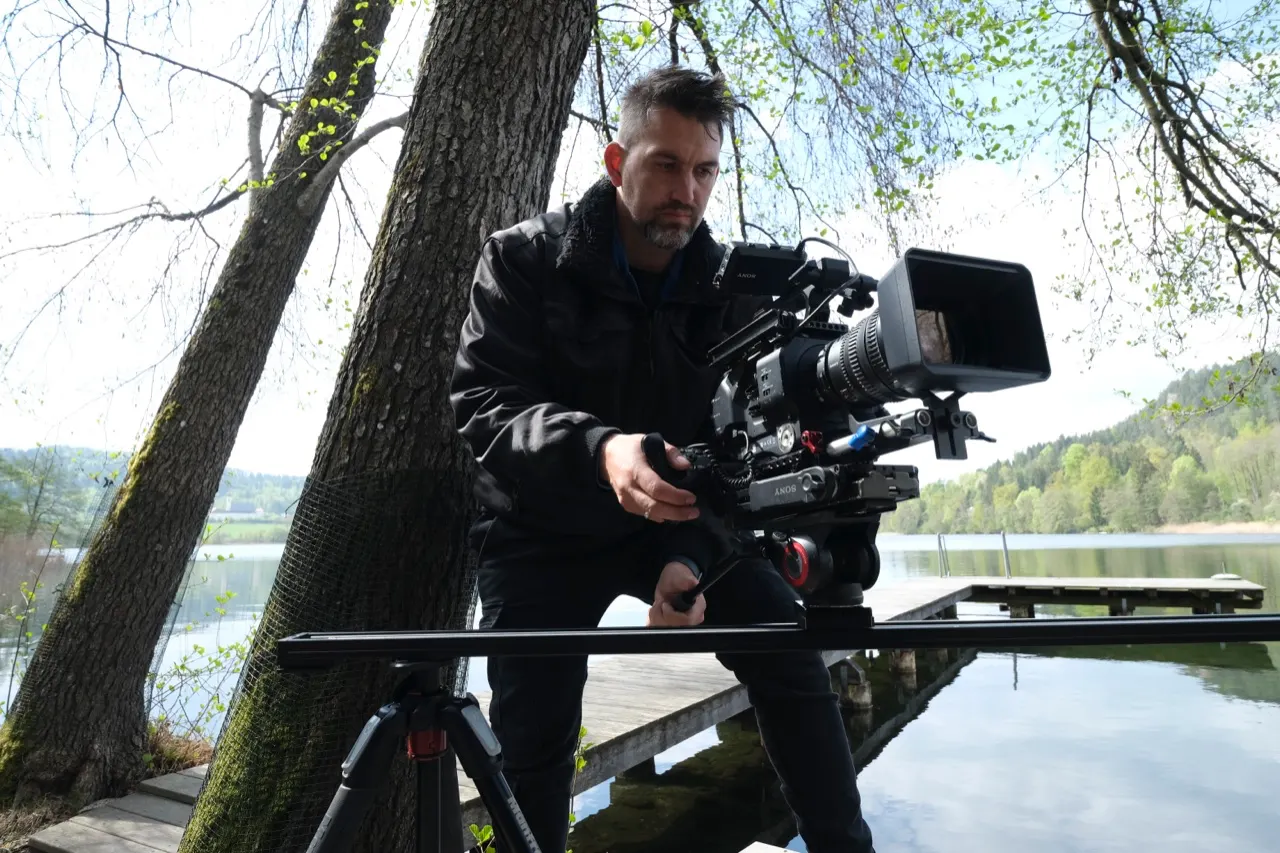 Dreh an der Location: Kameramann mit Schulterrig am Seeufer