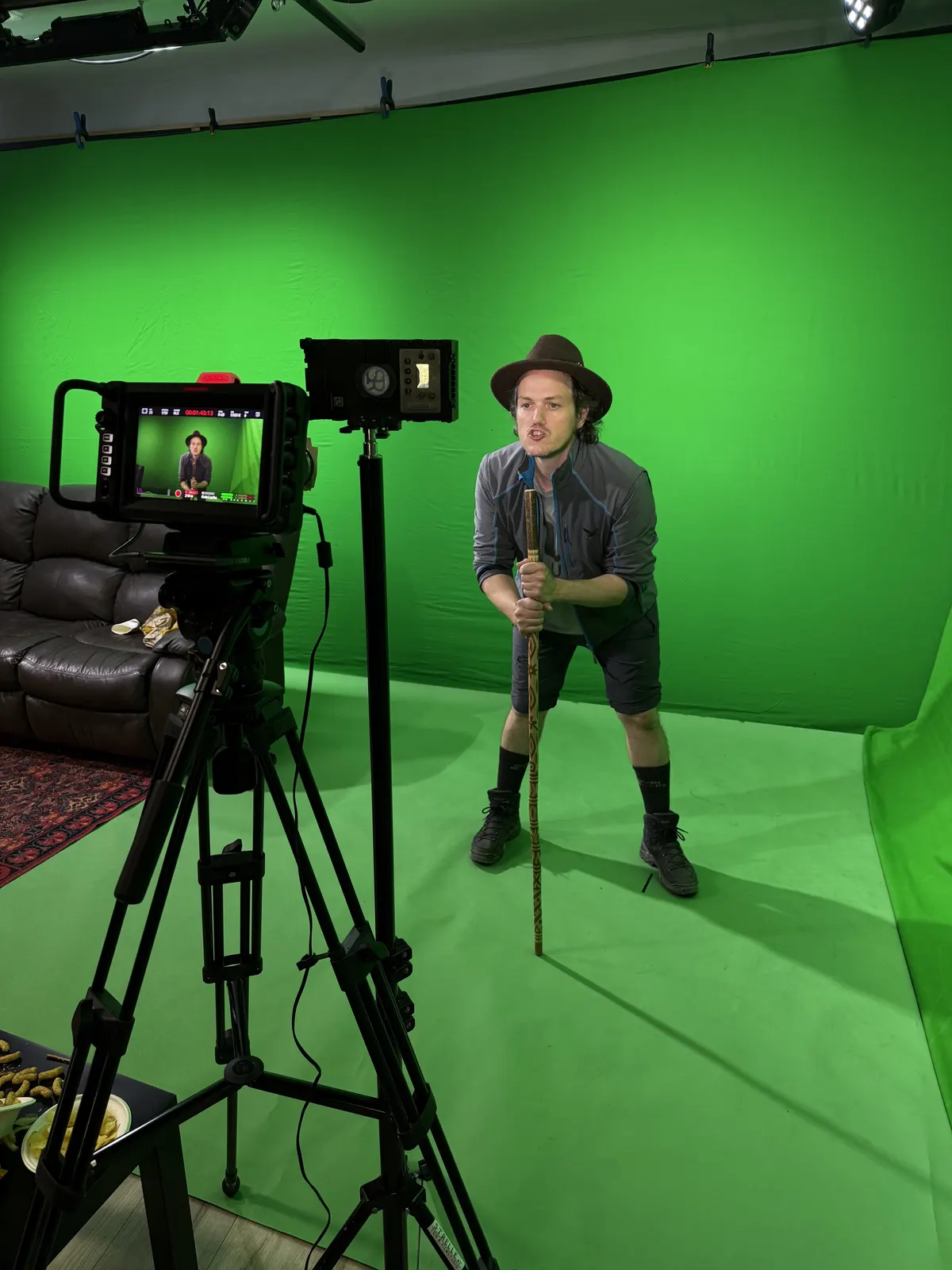 Team hinter der Kamera bei einem Musikvideodreh im Freien