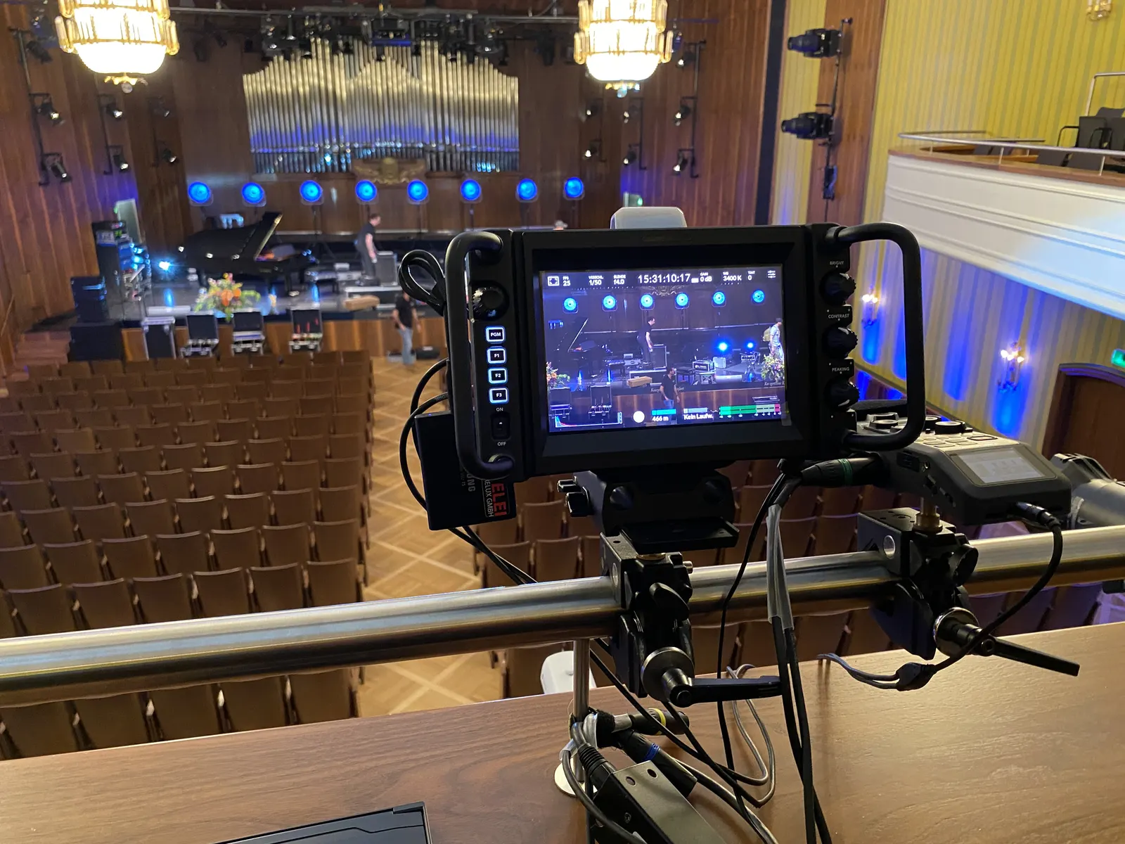 Aufbau einer mobilen Videowand per Kran für eine Außenveranstaltung