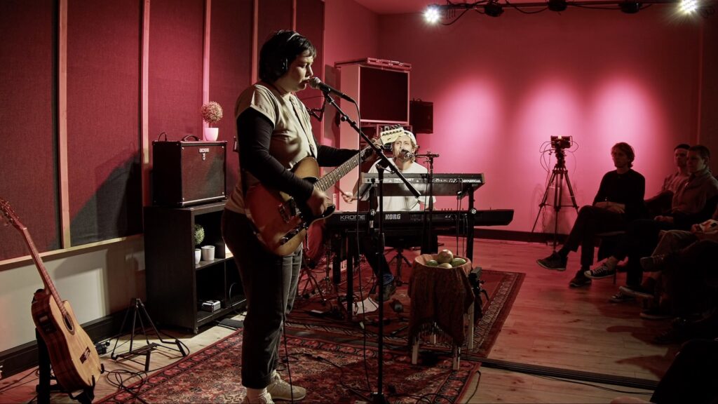 Mango Deluxe Live-Session im Strelle Studio mit Gitarristin und Keyboarder.