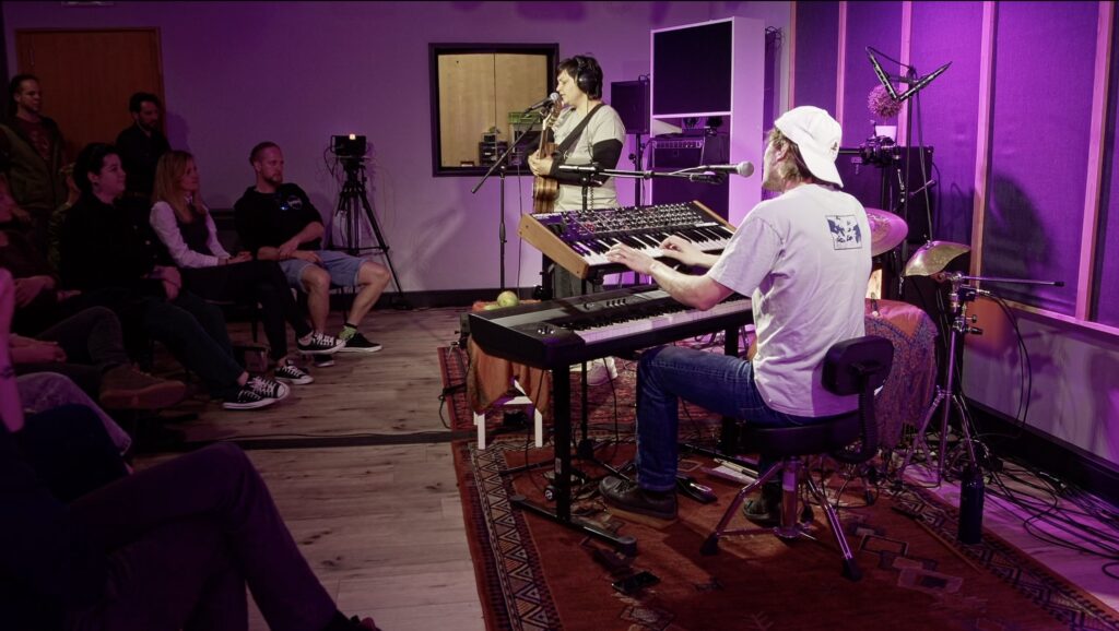 Mango Deluxe Live-Session im Strelle Studio mit Publikum und Keyboard-Performance.