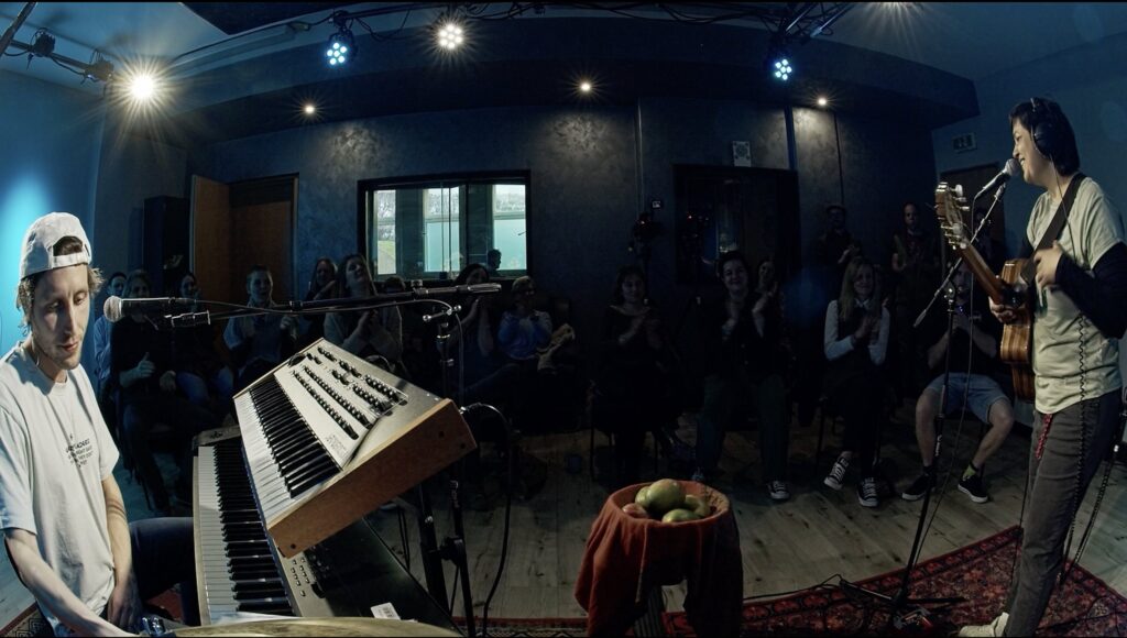 Mango Deluxe Live-Session im Strelle Studio – Publikumsapplaus und Musiker.